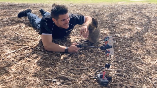 James Clarke（柯雅各）在直播节目中介绍西澳大利亚州的罗特尼斯岛。（照片由柯雅各提供）