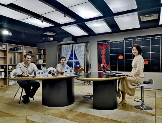 James Clarke（柯雅各）参加中文节目。（照片由柯雅各提供）