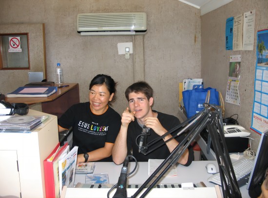 James Clarke（柯雅各）参加圣诞岛上广播电台的志愿者广播节目。（照片由柯雅各提供）