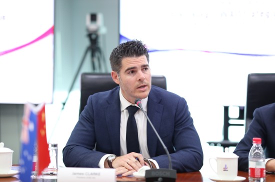 James Clarke（柯雅各）工作照。（照片由柯雅各提供）